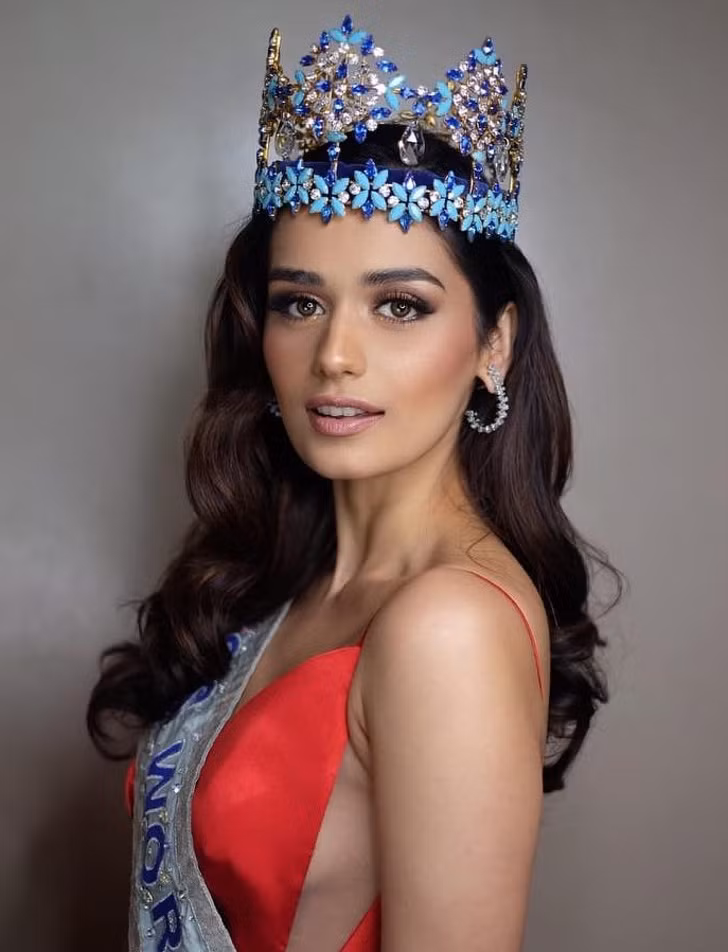 Được đánh giá cao từ những vòng đầu tiên, đại diện Ấn Độ, Manushi Chhillar đã đăng quang cuộc thi Hoa hậu Thế giới 2017. Cô sinh năm 1997 và đang là sinh viên ngành y.