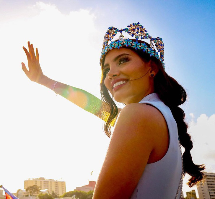 Năm 2016, nhan sắc đến từ Puerto Rico, Stephanie del Valle, vượt qua hơn 100 thí sinh để đăng quang Hoa hậu Thế giới lần thứ 66. Cô sở hữu chiều cao 1,78 m và gương mặt khả ái. Cô nói được 3 thứ tiếng Tây Ban Nha, Anh và Pháp.