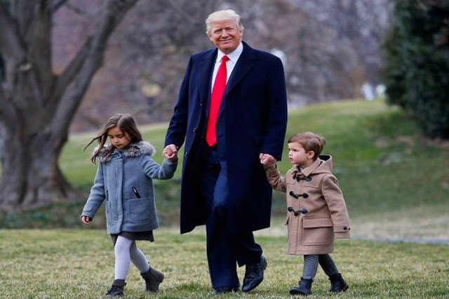 Cac con cua Tong thong My chuc mung sinh nhat cua bo bang gi?