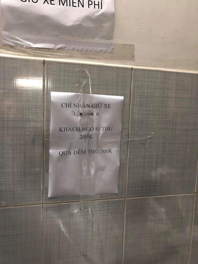 Gai xinh mua qua luu niem, ngo nguoi khi bi thu phi gui xe 200k-Hinh-2