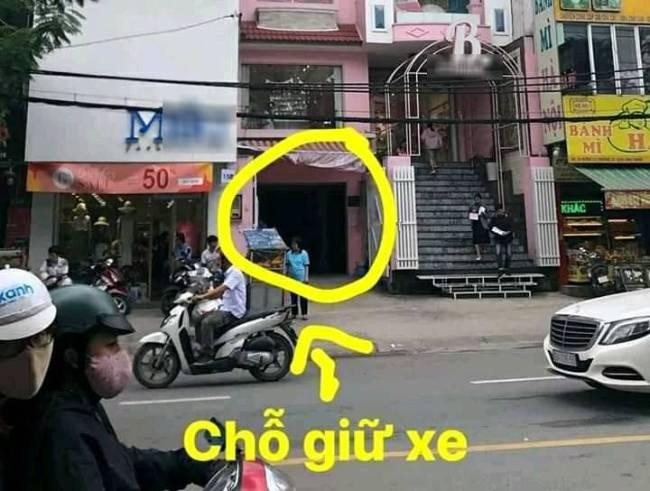 Gai xinh mua qua luu niem, ngo nguoi khi bi thu phi gui xe 200k