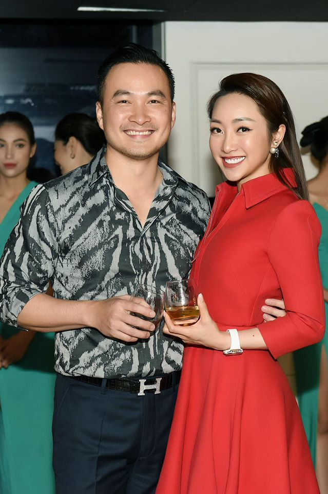 Gần đây, bạn gái luôn đồng hành với Chi Bảo trong các sự kiện. Anh thường nắm tay, ôm eo cô suốt chương trình. Trên trang cá nhân, cả hai gọi nhau ngọt ngào là "chồng yêu", "vợ yêu". Được biết, nam diễn viên dự định kết hôn lần ba vào cuối năm 2020.