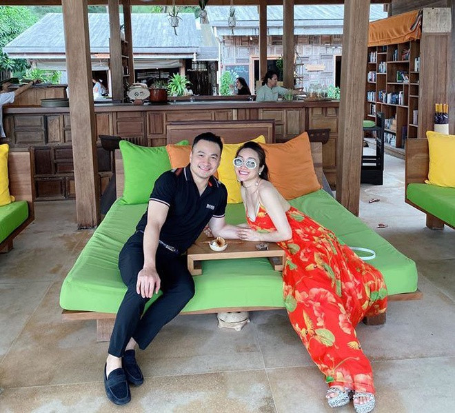 Nam diễn viên tiết lộ cả hai quen biết nhau 10 năm qua nhưng mới chính thức hẹn hò 2 năm. Mối quan hệ của anh và bạn gái nhận được sự ủng hộ của con trai Gia Cát. Anh khẳng định Lý Thùy Chang không ngại về quá khứ từng ly hôn 2 lần của mình. Theo anh, cả hai dễ dàng đồng cảm nhờ có nhiều sở thích và quan điểm chung.