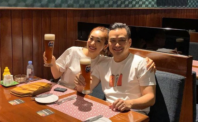 Chi Bảo cho biết anh hơn bạn gái 16 tuổi nhưng đó không phải là khoảng cách, ngược lại giúp cho mối quan hệ tốt hơn. Bản thân anh trải qua sóng gió hôn nhân rút ra nhiều kinh nghiệm hơn, có thể bao dung với người phụ nữ mình yêu. Trong khi đó, Lý Thùy Chang hiểu biết và trưởng thành hơn so với lứa tuổi.