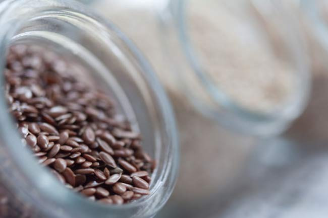 Sử dụng hạt lanh: Hạt lanh giàu chất xơ và axit béo omega-3 giúp giữ hàm lượng cholesterol ở mức thấp. Bạn có thể thêm hạt lanh nghiền vào sữa chua, cà ri hoặc ngũ cốc nóng, hoặc đơn giản là hòa một thìa hạt lanh với nước ấm và uống.