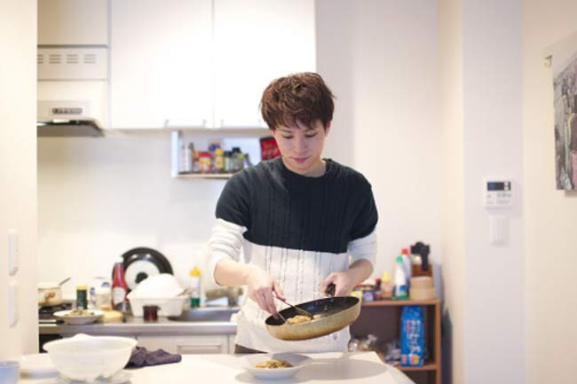 Giảm muối: Một mẹo nấu nướng hiệu quả khác là giảm lượng muối trong thức ăn bằng cách sử dụng các thực phẩm ít natri và giảm dùng muối để nêm thức ăn. Điều này giúp bạn duy trì huyết áp khỏe mạnh.