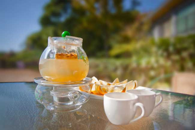 Uống trà xanh: Nghiên cứu cho thấy bạn có thể đốt cháy 35 - 43% lượng mỡ hấp thụ trong ngày bằng cách uống 3 - 5 tách trà xanh. Trà xanh còn giúp giảm cảm giác thèm ăn, từ đó giúp ngăn ngừa béo phì.