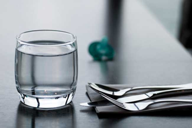 Uống nước trước khi ăn: Hãy uống một cốc nước lọc hoặc nước ép trái cây trước bữa ăn để giảm cảm giác thèm ăn và ngăn ngừa việc ăn quá độ. Hãy biến đây thành một thói quen lành mạnh.