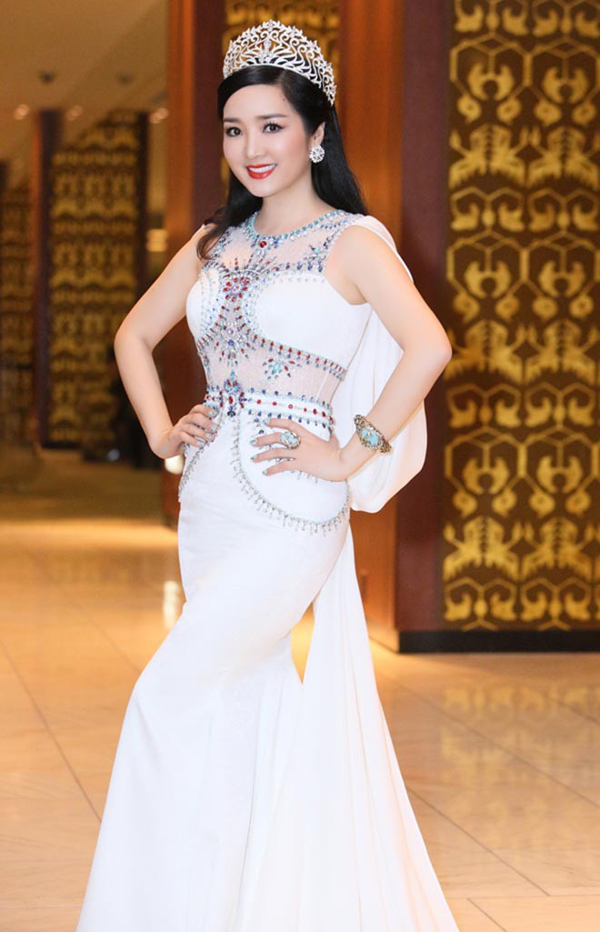 Giáng My rất chú trọng đến ngoại hình của mình mỗi khi xuất hiện trước công chúng. Ngoài đồ hiệu, cô cũng thường xuyên đặt các nhà thiết kế riêng.