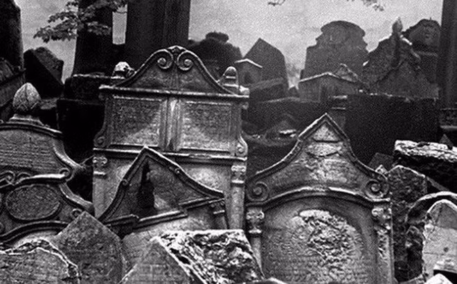 Giữa thủ đô Prague phồn hoa của Cộng hòa Séc, có một nghĩa trang là nơi yên nghỉ của những người Do Thái. Số lượng các ngôi mộ ở đây là không xác định nhưng ước tính có khoảng 12.000 ngôi mộ đá có thể nhìn thấy và khoảng 100.000 người từng được chôn ở đây. Nhiều người kể lại rằng họ đã trông thấy các hiện tượng thần bí với những linh hồn di chuyển qua các ngôi mộ xếp chồng lên nhau.