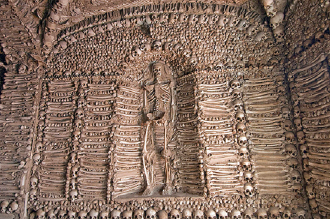 Nhà nguyện bằng xương ở Bồ Đào Nha là một địa điểm khiến bạn thấy lạnh sống lưng. Đặc biệt, lối vào của nhà nguyện này còn có một dòng miêu tả đầy rùng rợn là "Chúng tôi, những bộ xương này, đang nằm đây chờ các bạn".