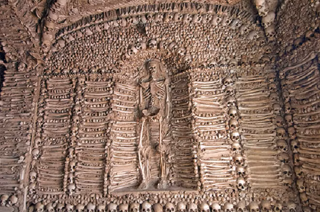 Nhà nguyện bằng xương ở Bồ Đào Nha là một địa điểm khiến bạn thấy lạnh sống lưng. Đặc biệt, lối vào của nhà nguyện này còn có một dòng miêu tả đầy rùng rợn là "Chúng tôi, những bộ xương này, đang nằm đây chờ các bạn".