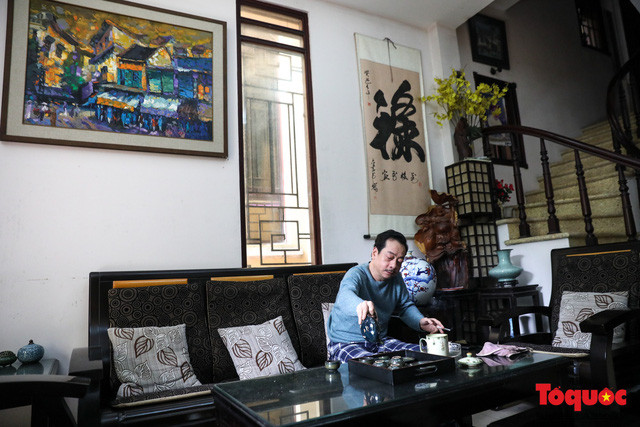 Bên trong căn nhà của "ông trùm" bày biện vô cùng đơn giản, không giấy khen, không huy chương, chỉ có những bức tranh phong cảnh cùng đồ đạc giản dị được bố trí gọn gàng. NSND Hoàng Dũng cho biết ngôi nhà được gia đình chuyển về cách đây 15 năm, khi đó còn là đất ruộng trống, vô cùng yên tĩnh , tuy nhiên theo thời gian đường phố Hà Nội có nhiều thay đổi nhưng ngôi nhà vẫn giữ được sự bình yên vốn có của nó.