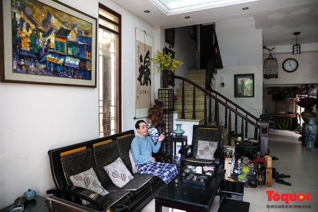 NSND Hoàng Dũng giới thiệu về bức tranh có ngôi nhà gia đình ông từng ở trên phố Hàng Đường được một người bạn tặng.