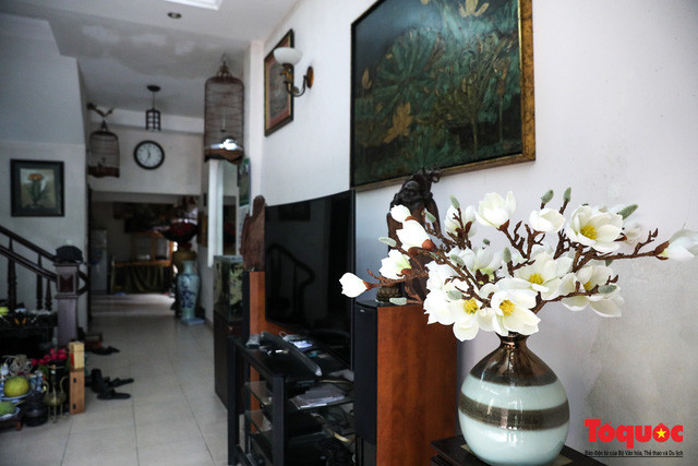 Nghệ sĩ thường tận hưởng sự yên tĩnh của buổi sáng với một ấm trà, vừa có thể đọc sách lại vừa thả tầm nhìn ra khoảng sân nhà, nghe tiếng chim hót hoặc nhìn chú chó nhỏ quẫy đuôi bên cạnh.