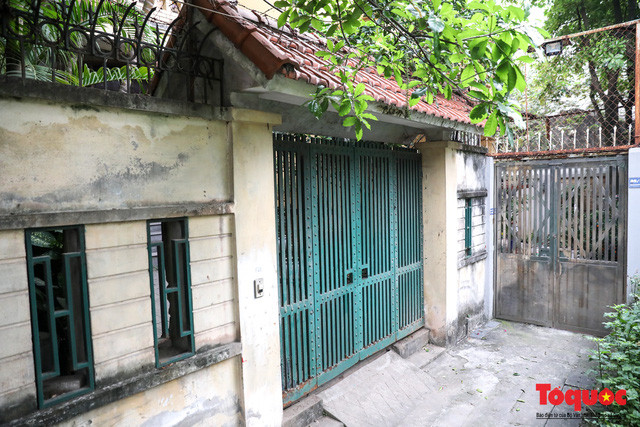  NSND Hoàng Dũng cùng gia đình sống trong một căn nhà ấm cúng tại ngõ nhỏ nằm trên phố Kim Mã. Bước vào khuôn viên nhà là khoảng không gian rộng rãi với nhiều cây xanh tạo nên cảm giác bình yên.