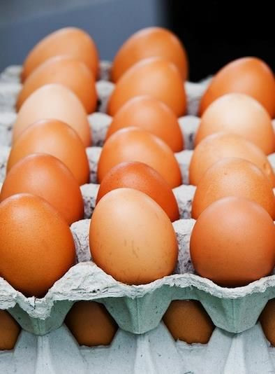 Ít ai biết rằng trong lòng đỏ trứng có chứa lutein giúp chữa lành tóc dễ gãy, hạn chế việc chẻ ngọn và làm bóng tóc. Không nhất thiết phải ăn trứng gà nếu bạn đang giảm béo, thay vào đó, bạn có thể làm mặt nạ tóc bằng cách trộn hỗn hợp dầu ôliu cùng trứng, đánh đều và ủ trong 20 phút. Các chất dinh dưỡng như protein, niacin, magie, natri và kali trong trứng gà giống như một bữa ăn cho mái tóc chắc khỏe, óng mượt. Ảnh: Healthy magazine.