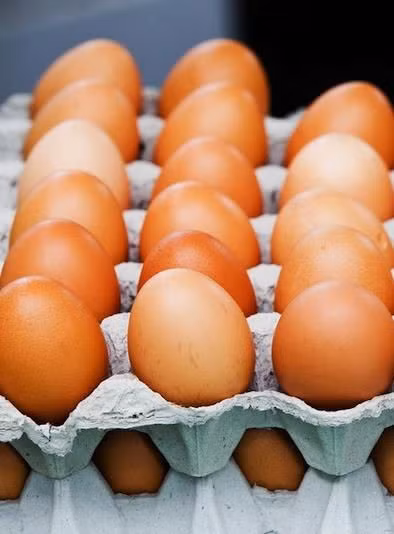 Ít ai biết rằng trong lòng đỏ trứng có chứa lutein giúp chữa lành tóc dễ gãy, hạn chế việc chẻ ngọn và làm bóng tóc. Không nhất thiết phải ăn trứng gà nếu bạn đang giảm béo, thay vào đó, bạn có thể làm mặt nạ tóc bằng cách trộn hỗn hợp dầu ôliu cùng trứng, đánh đều và ủ trong 20 phút. Các chất dinh dưỡng như protein, niacin, magie, natri và kali trong trứng gà giống như một bữa ăn cho mái tóc chắc khỏe, óng mượt. Ảnh: Healthy magazine.