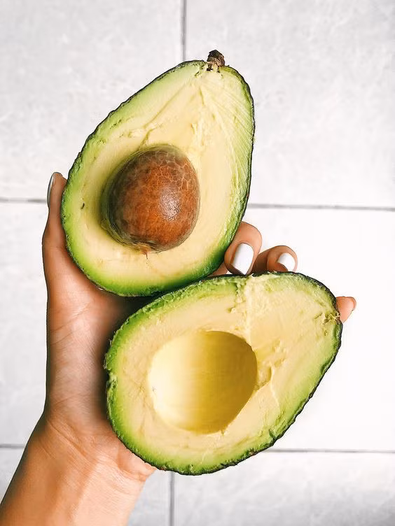 Các chất béo có lợi trong quả bơ giúp tăng độ ẩm cho da và tóc. Ngoài ra, trong quả bơ còn có omega-3 và biotin giúp chất lượng tóc được cải thiện hơn. Chính vì vậy, tinh chất chiết xuất từ quả bơ thường được sử dụng trong rất nhiều các sản phẩm chăm sóc tóc. Ảnh: GQ.