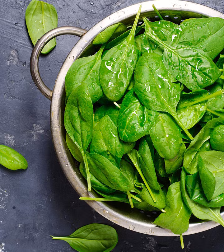 Phân tử homocysteine trong cơ thể gây ra các bệnh về mạch máu, rối loạn tuần hoàn máu và rụng tóc. May mắn thay, các chất dinh dưỡng trong cải bó xôi như vitamin A, B, C... có thể làm giảm bớt hàm lượng homocysteine, từ đó giúp cơ thể và tóc khỏe hơn. Ảnh: Pinterest.