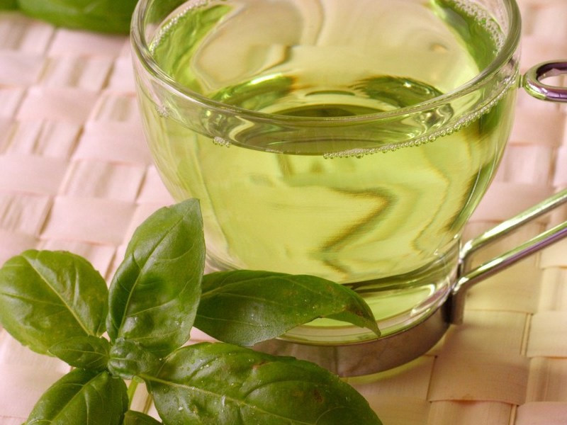 Bạn có biết rằng uống một ly trà xanh mỗi ngày sẽ giúp giảm tình trạng lão hóa của tóc? Trong trà xanh có chứa vitamin B giúp nuôi dưỡng chân tóc, làm tóc mềm mượt hơn. Ngoài ra, hợp chất "thần thánh" EGCG (Epigallocatechin gallate) có trong trà còn đóng vai trò là chất chống oxy hóa, giúp ngăn ngừa tổn thương tế bào và giảm hiện tượng gàu. Trà xanh còn giúp giảm cân và chống lại các tia cực tím độc hại từ môi trường. Ảnh: Pinterest.