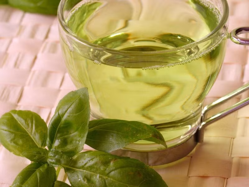 Bạn có biết rằng uống một ly trà xanh mỗi ngày sẽ giúp giảm tình trạng lão hóa của tóc? Trong trà xanh có chứa vitamin B giúp nuôi dưỡng chân tóc, làm tóc mềm mượt hơn. Ngoài ra, hợp chất "thần thánh" EGCG (Epigallocatechin gallate) có trong trà còn đóng vai trò là chất chống oxy hóa, giúp ngăn ngừa tổn thương tế bào và giảm hiện tượng gàu. Trà xanh còn giúp giảm cân và chống lại các tia cực tím độc hại từ môi trường. Ảnh: Pinterest.