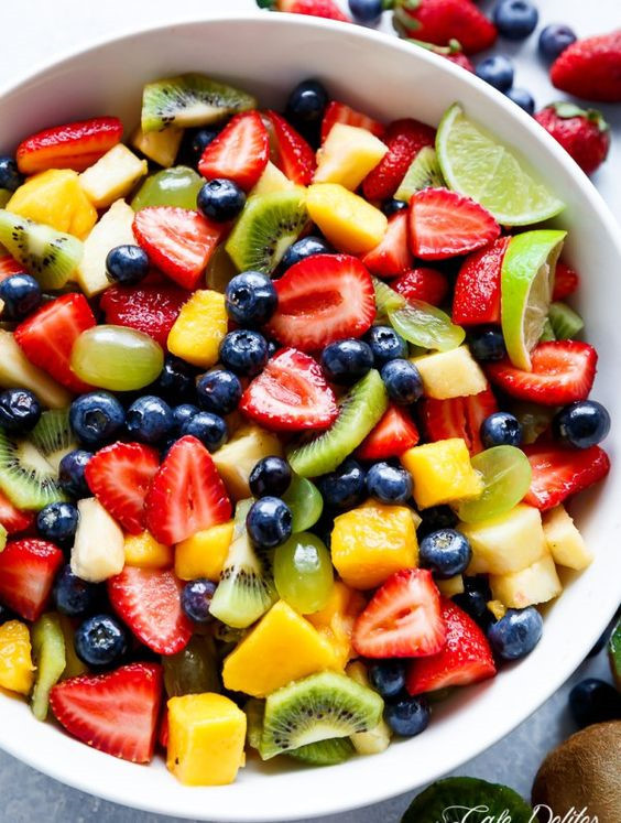 Các loại quả mọng nước như thơm, kiwi, cam, dâu tây... đều chứa các chất chống oxy hóa và hàm lượng vitamin B, C, E cao giúp cải thiện độ ẩm cho da đầu cũng như giữ sắc tố tóc. Vì vậy, những người bị bạc tóc sớm nên bổ sung vào khẩu phần ăn hàng ngày nhiều trái cây và rau xanh hơn. Ảnh: Tale Dolitos.