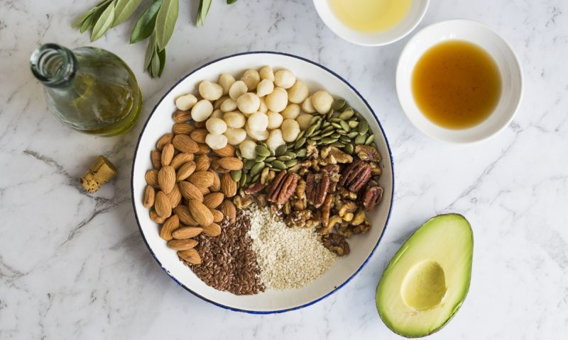 Các loại hạt như óc chó, hạnh nhân, hạt dẻ, hạt bí... không chỉ tốt cho việc giảm cân, mà còn rất tốt cho sức khỏe của mái tóc. Trong hạt óc chó, ngoài vitamin B, E, còn có cả acid linoleic và omega-3 kích thích tóc đen phát triể n. Hạnh nhân cũng chứa các chất béo có lợi và khoáng chất thiết yếu giúp ngăn ngừa rụng tóc. Ảnh: Elle.