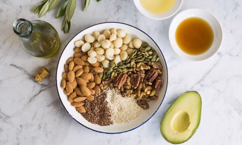 Các loại hạt như óc chó, hạnh nhân, hạt dẻ, hạt bí... không chỉ tốt cho việc giảm cân, mà còn rất tốt cho sức khỏe của mái tóc. Trong hạt óc chó, ngoài vitamin B, E, còn có cả acid linoleic và omega-3 kích thích tóc đen phát triể n. Hạnh nhân cũng chứa các chất béo có lợi và khoáng chất thiết yếu giúp ngăn ngừa rụng tóc. Ảnh: Elle.