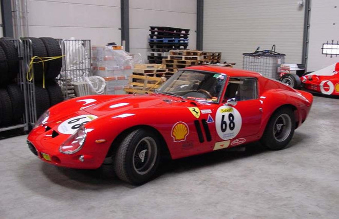 Chiếc ôtô đắt nhất lịch sử - 52 triệu USD Tuy nhiên, kỷ lục về chiếc ôtô đắt nhất lịch sử lại thuộc về một chiếc xe đua Ferrari 250 GTO đời 1963. Năm 2013, Bloomberg đưa tin chiếc xe này được bán cho một nhà sưu tập với giá 52 triệu USD và trở thành chiếc xe đắt đỏ nhất trong lịch sử nhân loại. Ảnh: Business Wire.