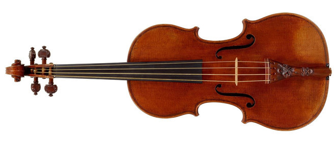 Nhạc cụ bán đấu giá với giá cao nhất - 15,9 triệu USD Tháng 10/2011, ở London, một cây đàn violin Stradivarius có lên "Lady Blunt" được bán đấu giá thành công với giá gần 15,9 triệu USD. Theo CBS News, số tiền này được sử dụng để cứu trợ các nạn thân của thảm họa sóng thần lịch sử tại Nhật Bản năm 2011. Ảnh: AP.