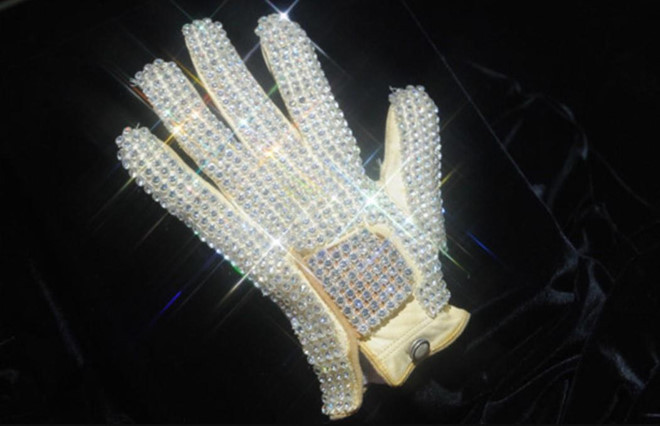 Chiếc găng tay đắt nhất từng bán đấu giá - 420.000 USD Chiếc găng tay của Michael Jackson được bán đấu giá thành công tại New York vào năm 2009. Chiếc găng tay của "vua nhạc Pop" hiện trưng bày tại Macau, Trung Quốc, theo tổ chức Kỷ lục Guinness Thế giới. Ảnh: Guinnessworldrecords.com.
