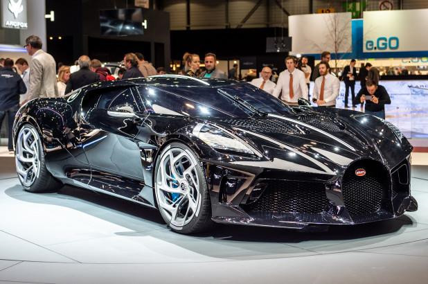 Chiếc xe mới đắt nhất - 19 triệu USD Siêu xe mới đắt nhất thế giới vừa xuất hiện tại triển lãm xe quốc tế Geneva ở Thụy Sĩ đầu tháng 3 và đã tìm được chủ nhân. Theo Forbes, chiếc Bugatti này có giá 12,5 triệu USD và tiêu tốn của khách hàng thêm 6,4 triệu USD tiền thuế phí để có thể lăn bánh. Đây là chiếc xe mới đắt nhất từng được bán. Ảnh: Getty.