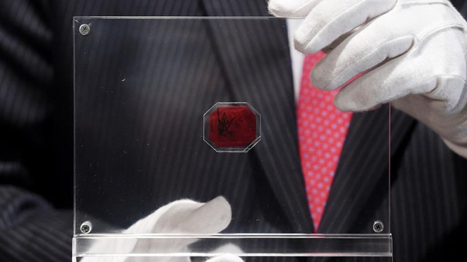 Con tem đắt nhất thế giới - 9,5 triệu USD Con tem Magenta của British Guiana được bán đấu giá thành công vào năm 2014 với giá 9,5 triệu USD. Dù giá mua thấp hơn con số ước tính ban đầu là 10-20 triệu USD, nhưng vẫn đủ biến nó trở thành con tem đắt nhất lịch sử. Ảnh: AFP.