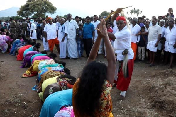 Thiếu nữ oằn mình chịu đòn roi để chữa bệnh, trừ tà.