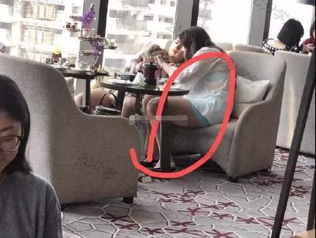 Hình ảnh cô nàng kém sắc hoá ra đích thị là bạn gái anh chàng.