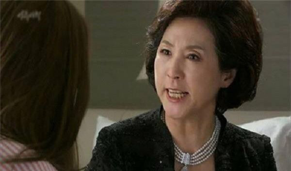 Bi me chong day nghien chi biet de con gai, dau tre phan ung la