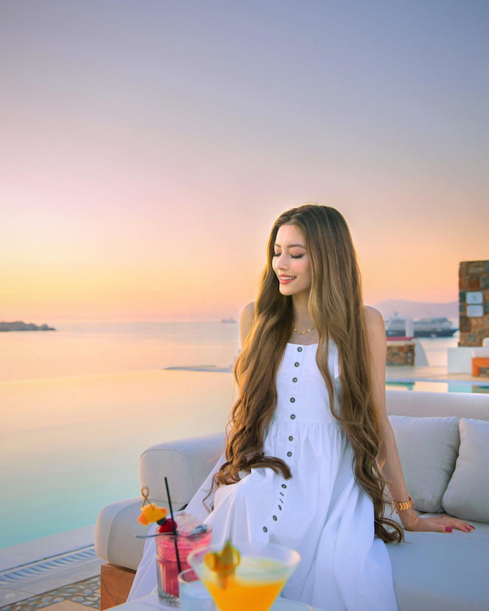 Sarah Trần (1992) bông hồng lai Việt Úc nổi tiếng với biệt danh "công chúa tóc mây". Hot girl có cha là người Việt, mẹ là người Úc. Hiện cô sinh sống và làm việc tại Đức.