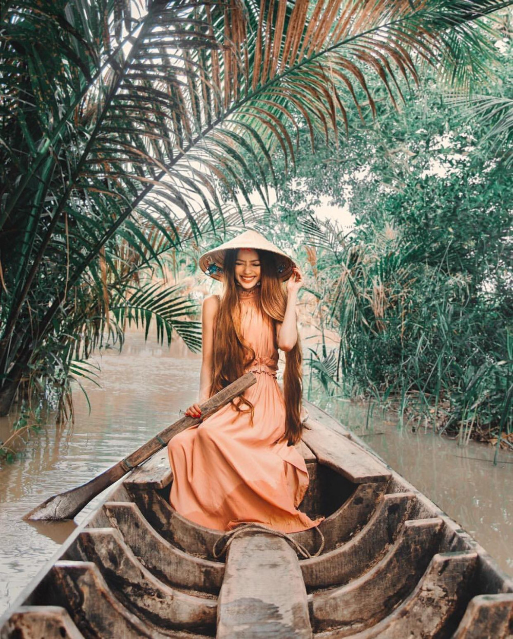 Tháng 8/2018, Sarah Trần chia sẻ hình ảnh chèo thuyền ở Trà Vinh, địa điểm mà cô tâm đắc là một trong những nơi hoàn hảo nhất để chụp ảnh tại Đông Nam Á, kèm theo đó là dòng caption bằng tiếng Việt: "Cuối cùng tôi cũng trở về quê hương của cha rồi. Sarah đã về Việt Nam rồi".