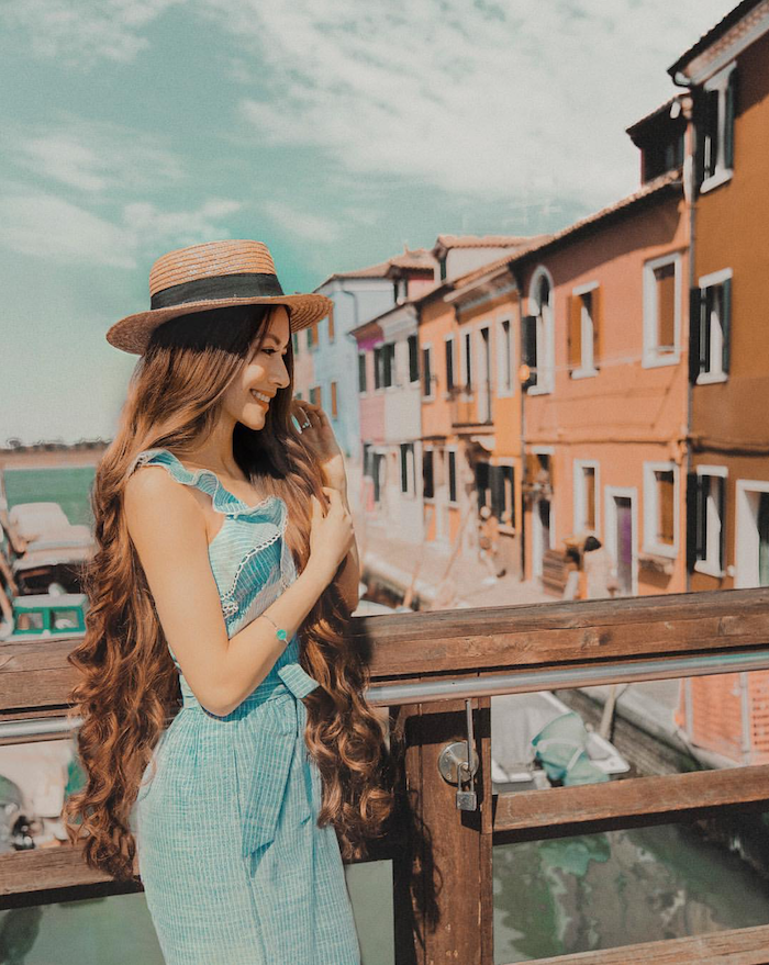 Nàng công chúa tóc mây thường chỉ để một kiểu tóc với những lọn xoăn. Đây công thức quen thuộc của bao cô gái và chưa khi nào lỗi mốt.