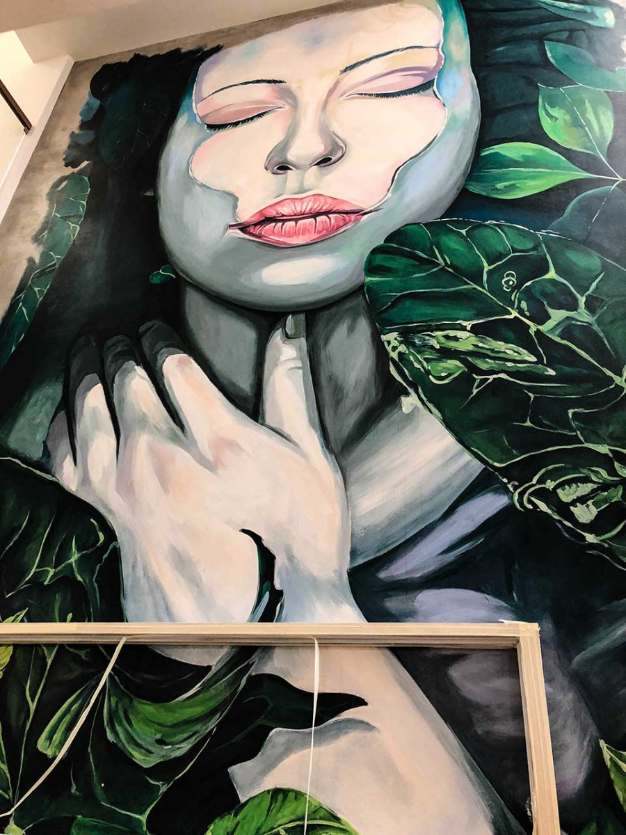 Trong phòng ngủ của Hồ Quang Hiếu, các vật dụng nội thất được thiết kế tinh tế. Về chi phí của căn nhà nam ca sĩ từ chối tiết lộ nhưng theo một người thân cho hay, giọng ca quê Đắk Lắk tiêu tốn khoảng 20 tỷ cho không gian sống mới. Phía ngoài hành lang cũng khá nhiều cây xanh.