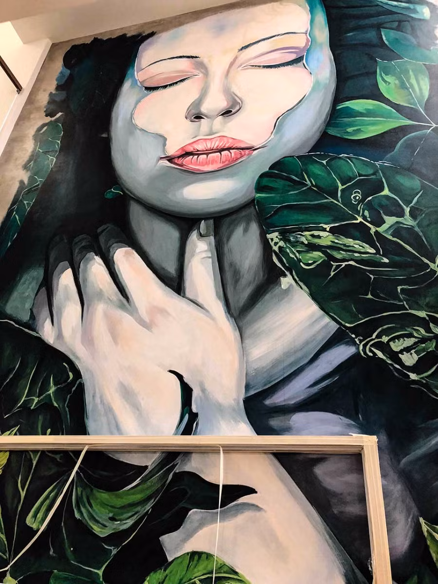 Trong phòng ngủ của Hồ Quang Hiếu, các vật dụng nội thất được thiết kế tinh tế. Về chi phí của căn nhà nam ca sĩ từ chối tiết lộ nhưng theo một người thân cho hay, giọng ca quê Đắk Lắk tiêu tốn khoảng 20 tỷ cho không gian sống mới. Phía ngoài hành lang cũng khá nhiều cây xanh.