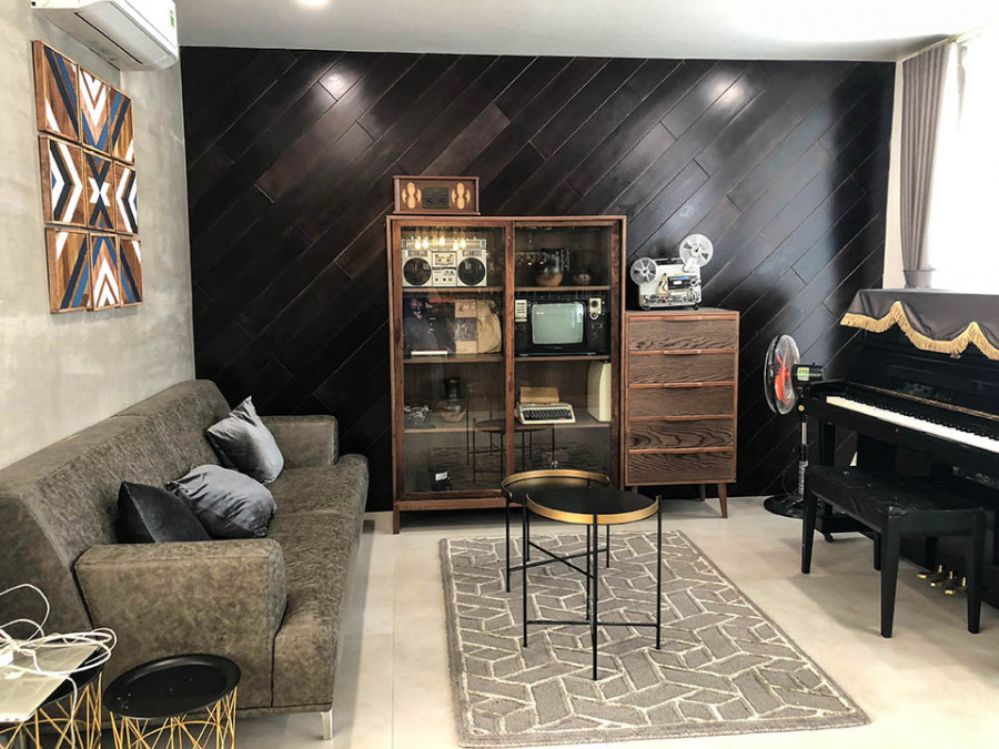 Năm 2004, ca sĩ Hồ Quang Hiếu mua một căn nhà tại quận Gò Vấp, TP HCM. Hiện giọng ca "Con bướm xuân" sinh sống tại đây cùng mẹ và em gái. Nhà có 3 tầng lầu và 1 tầng trệt, vừa được thiết kế lại theo phong cách hiện đại, các vật dụng nội thất được trang trí tối giản nhưng không kém phần sang trọng.