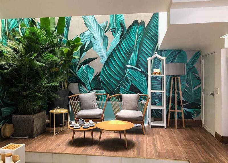 Nối liền phòng khách là bàn ăn. Mảng tường được trang trí bằng bức tranh khổng lồ, kéo dài lên các tầng trên. Theo Hồ Quang Hiếu, bức tranh được 5 sinh viên mỹ thuật vẽ trong 1 tuần mới hoàn thành. Không gian được thiết kế khá rộng, trang bị đầy đủ các thiết bị, dụng cụ nấu nướng. Kế bên phòng bếp là không gian ngồi giải trí, uống nước.