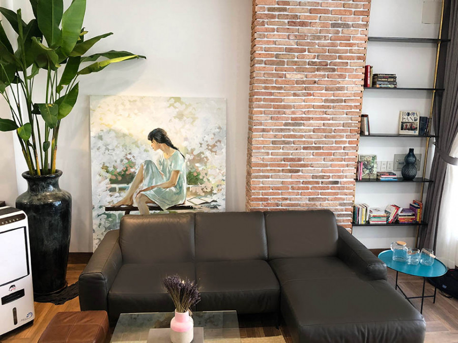 Những khu vực phía ngoài, Hồ Quang Hiếu thay tường bằng cửa kính để đón nắng, đón gió.