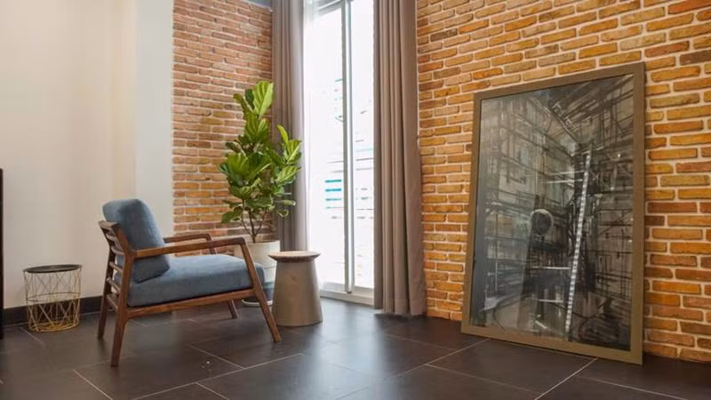 1 góc nhỏ để Hồ Quang Hiếu trưng bày những món đồ sưu tầm của mình.