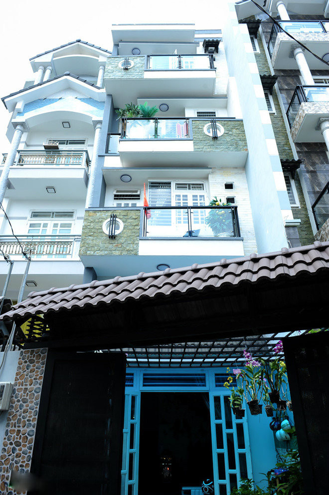  Hồ Quang Hiếu cho biết anh dọn qua nhà mới được 3 tháng. Ban đầu, nam ca sĩ mua nhà chỉ có phần thô, sau đó anh lên ý tưởng thiết kế lại các không gian. Tông màu chủ đạo của nhà là nâu, xám, trắng... Căn nhà của Hồ Quang Hiếu có 3 tầng, 1 trệt, rộng 300 m2. Phần nền không lót gạch, để nguyên chất liệu xi-măng. Mảng tường được ốp gạch nung, mang lại cảm giác mộc mạc. Bao bọc xung quanh nhà là các mảng xanh, gần gũi với thiên nhiên.