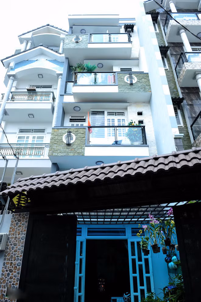  Hồ Quang Hiếu cho biết anh dọn qua nhà mới được 3 tháng. Ban đầu, nam ca sĩ mua nhà chỉ có phần thô, sau đó anh lên ý tưởng thiết kế lại các không gian. Tông màu chủ đạo của nhà là nâu, xám, trắng... Căn nhà của Hồ Quang Hiếu có 3 tầng, 1 trệt, rộng 300 m2. Phần nền không lót gạch, để nguyên chất liệu xi-măng. Mảng tường được ốp gạch nung, mang lại cảm giác mộc mạc. Bao bọc xung quanh nhà là các mảng xanh, gần gũi với thiên nhiên.