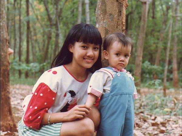 Càng lớn, cô càng lộ rõ những nét đẹp trên khuôn mặt.