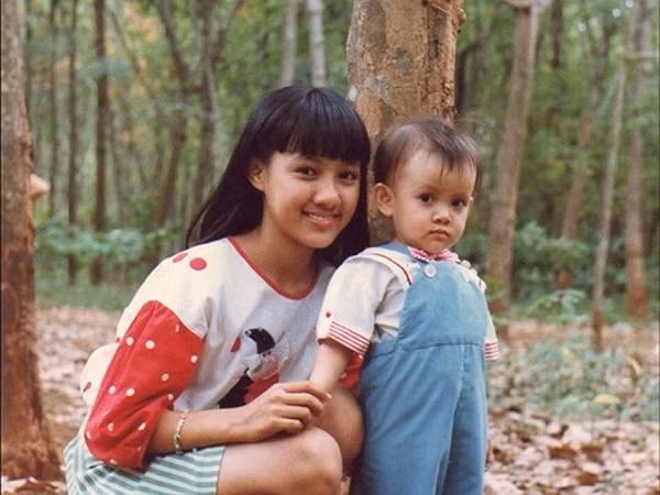 Càng lớn, cô càng lộ rõ những nét đẹp trên khuôn mặt.